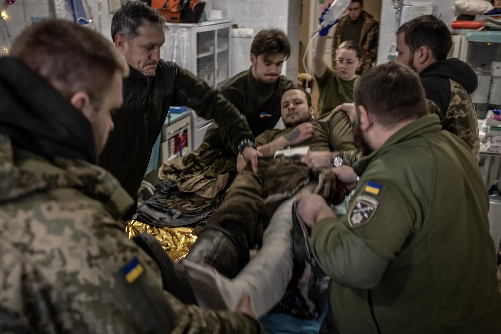 Український військовий із кульовим пораненням у ногу лікується на стабілізаційному пункті поблизу лінії фронту на сході Донецької області України.